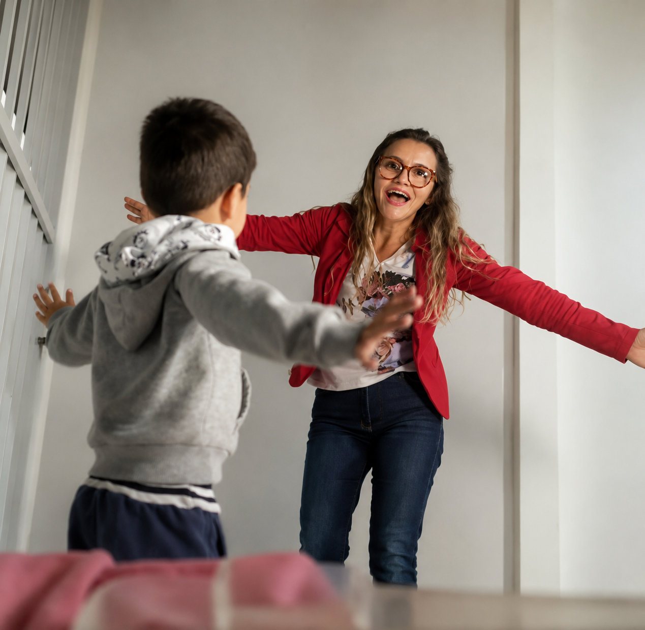 Cena de acolhimento entre uma mulher e uma criança